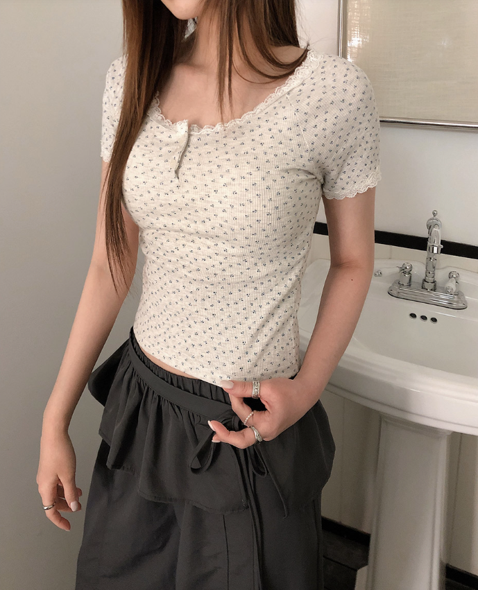 春夏預訂｜修身小碎花蕾絲紐扣短袖TEE