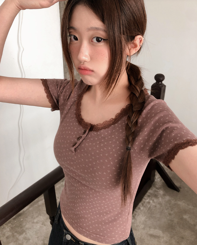 春夏預訂｜修身小碎花蕾絲紐扣短袖TEE