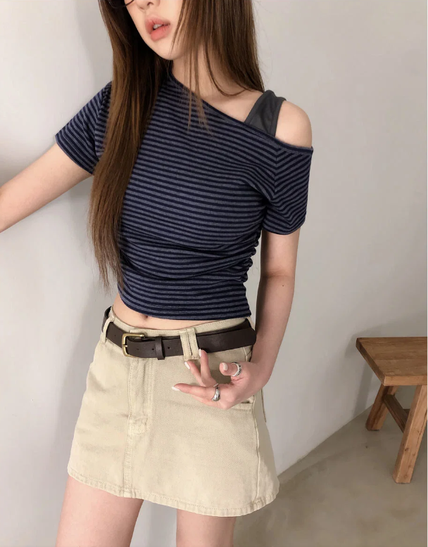 春夏預訂｜ 修身條紋側褶單肩短袖TEE
