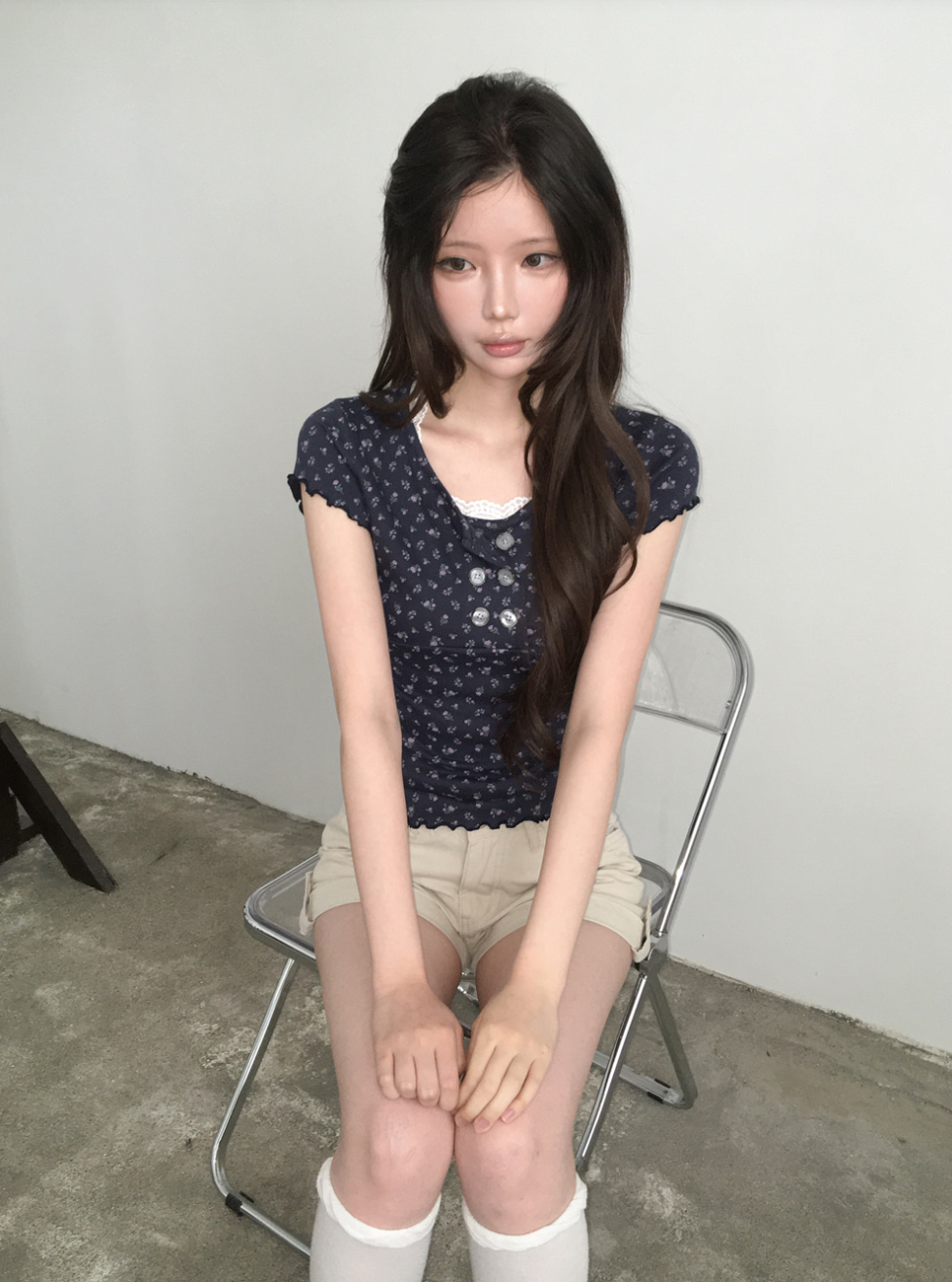 春夏預訂｜修身花朵雙扣波浪短袖T恤