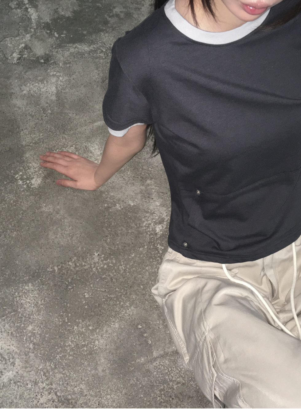 春夏預訂｜鉚釘口袋撞色領T恤