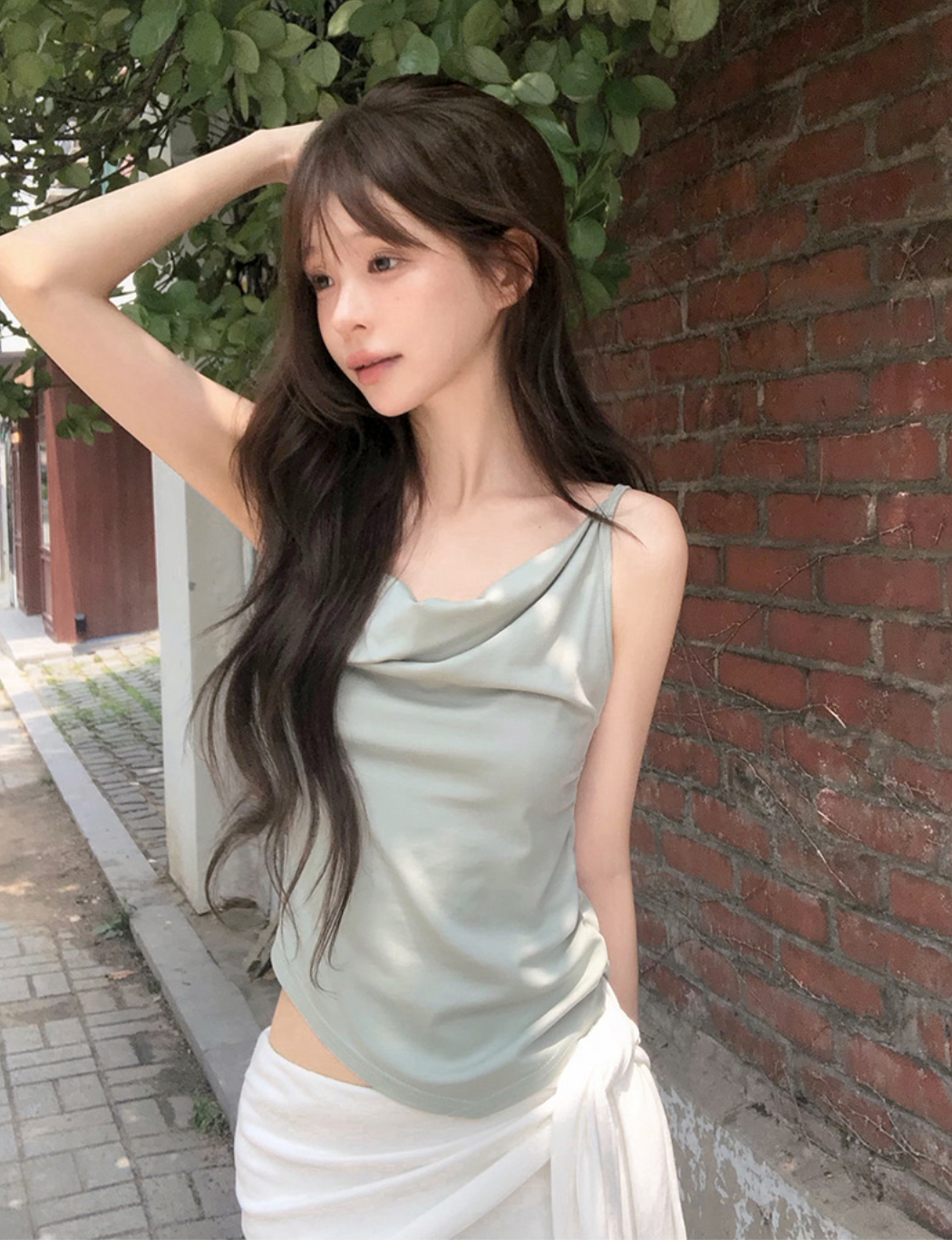 春夏預訂｜不對稱垂褶高領修身背心
